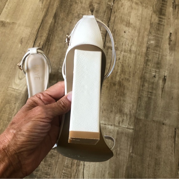 Raye Hatty Heel in White Block Heel 10 - Picture 8 of 16